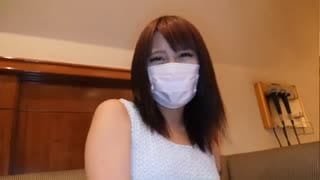 摘下口罩一看 有钱人玩的妞果真不一般