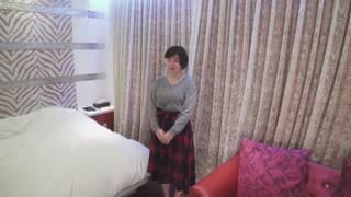 淫語を喋りながらチンポを弄る巨乳むすめ