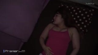 健身房套路的雪白大奶妹带到住所扒光尽情玩弄
