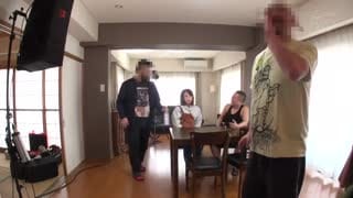  被盯上的美人媽媽、在做愛時與家人講電話！！2 With字幕職人匠 篠崎環奈 NKKD-137