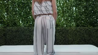 “演员变成了一个热气腾腾的与几个惊人的辣妹