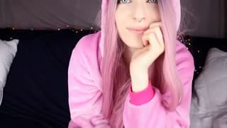 甜美的女孩玩她的屁股 - 业余肛门LittleReislin