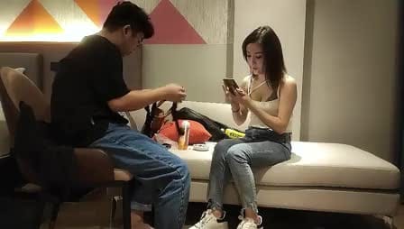 【加錢哥加錢哥】精品小少婦，黑絲白臀，玲瓏有致小騷貨，直播間人氣爆棚，千嬌百媚共度春宵
