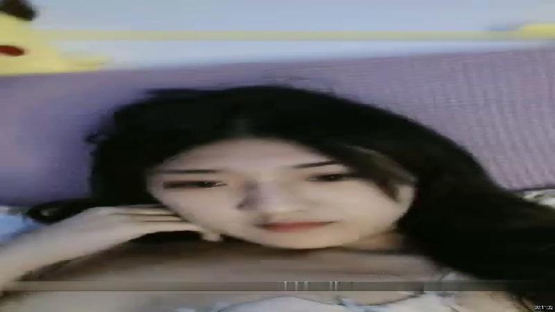 人美嘴甜哪多好顏值不錯嫩妹子道具自慰，特寫大黑牛插入震動掰穴高潮出白漿