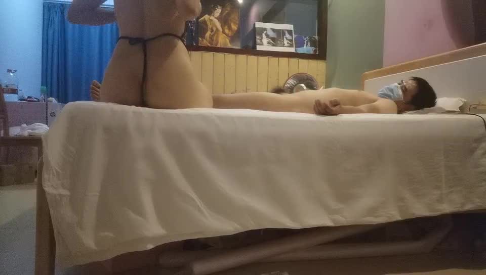 隔壁老黄_骚货主动服侍主人