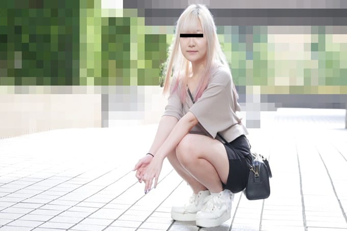自愿接受深喉深喉性交的淫荡女人发生性关系。