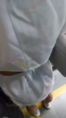 【地铁真实猥亵】广州地铁白连衣裙，露腰妹子被这群屌丝强势顶了，不出意外没有反抗
