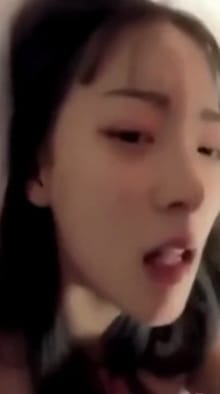 【网曝门】知名贴吧吧主草莓妹与纹身男友激情啪啪自拍不慎流出冲刺操软妹纸胡言