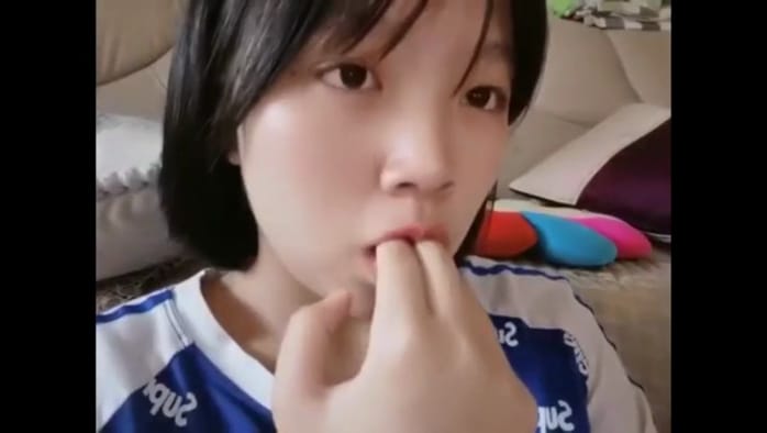 【全网最嫩】初三女孩“张小雅”想成网红~自拍玩B视频~独家泄密！