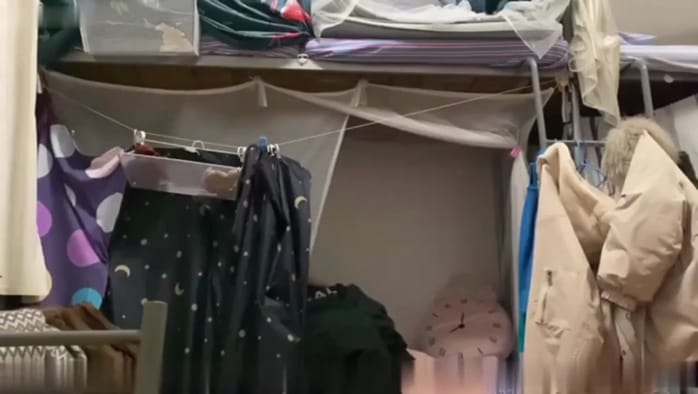 【独家】胆大男朋友在医学院女生宿舍下铺强推护士女友到床上啪啪她一直想拉上帘子还是被干了