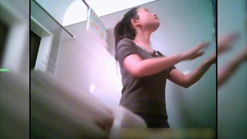 色房東出租屋浴室偷裝攝像頭偷拍大學生小美女洗澡一對大奶子剛發育還不錯  