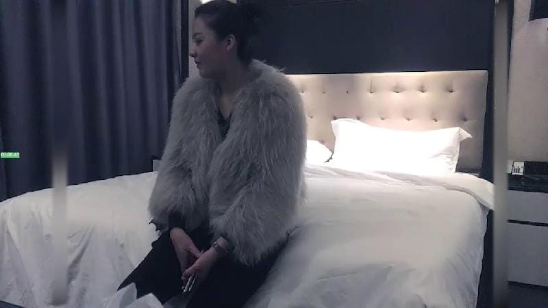 文軒探花深夜場約了個黑衣性感少婦啪啪，翹起屁股口交床邊快速抽插猛操