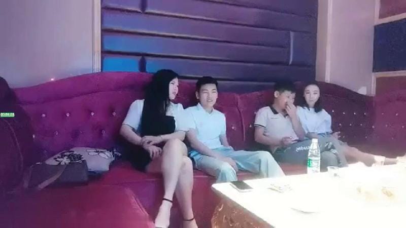 歌廳探花專攻KTV小姐姐深夜場叫了兩個妹子一人一個4P沙發上翹起屁股后入撞擊抬起雙腿猛操晃動大奶子