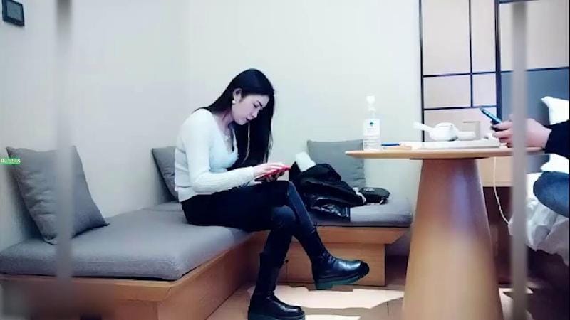 秦探秦總探花 約了個顏值不錯牛仔褲少婦 互摸舔弄調情弄了半天沒硬起來