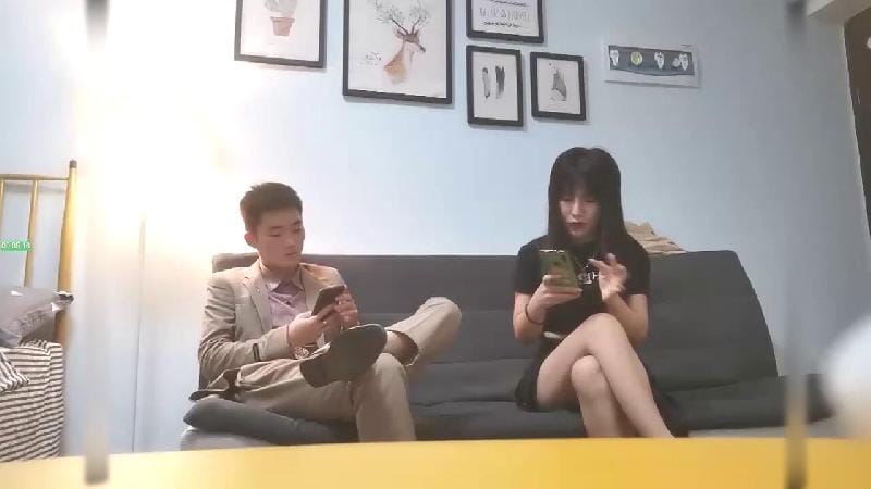 夜色精品探花約了個黑裙吊帶少婦啪啪，沙發口交調情一番上位騎乘快速抽插猛操