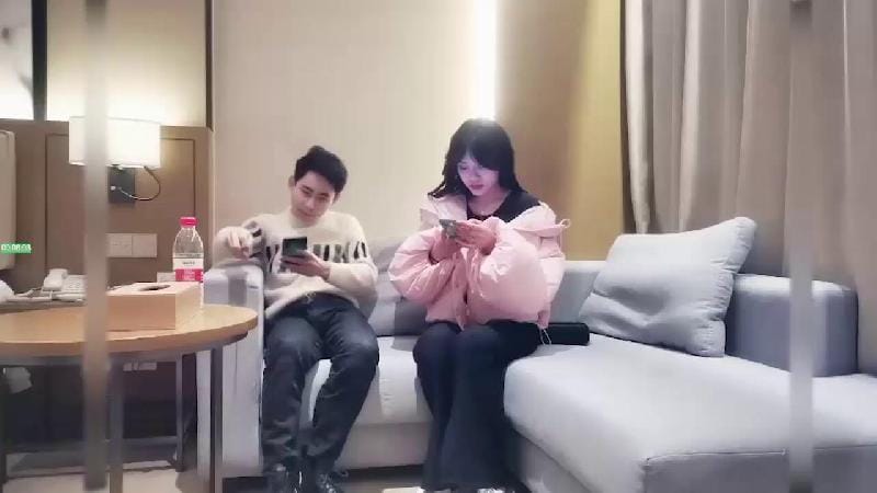 文軒探花約了個粉色外套長腿妹子啪啪，舌吻撥開內褲摸逼69口交后入大力抽插