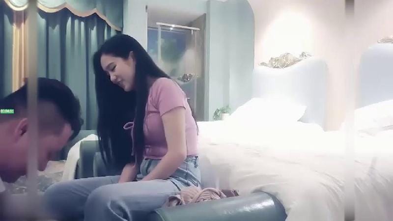 腰很軟眼鏡外圍少婦 輕松一字馬抱著向后下腰 特寫口交活不錯 抱起來操最后口爆  
