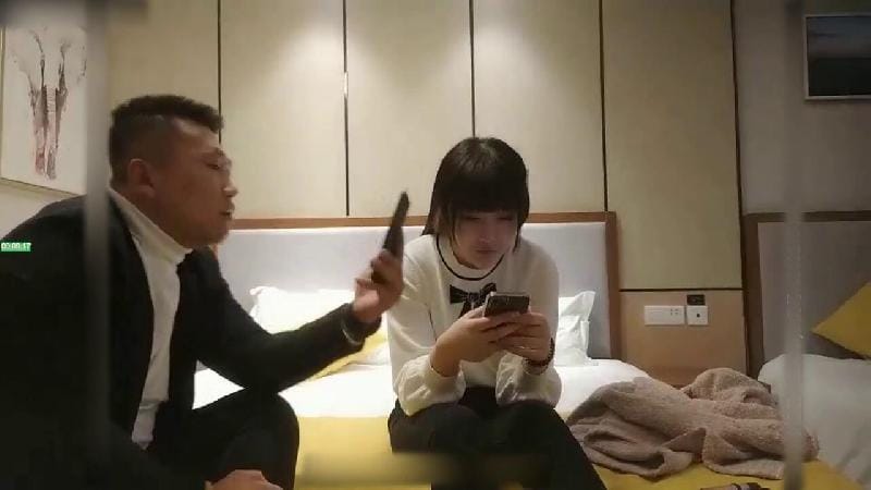 【大雞巴探花】中年大叔偷拍00后嫩妹子，漂亮溫柔身材棒，瘋狂換姿勢舔穴力求完美視..啪 
