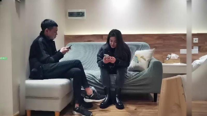 黃先生之今晚硬邦邦約了個黑色外套肥肥妹子，情趣裝黑絲椅子上特寫摸逼后入大力猛操