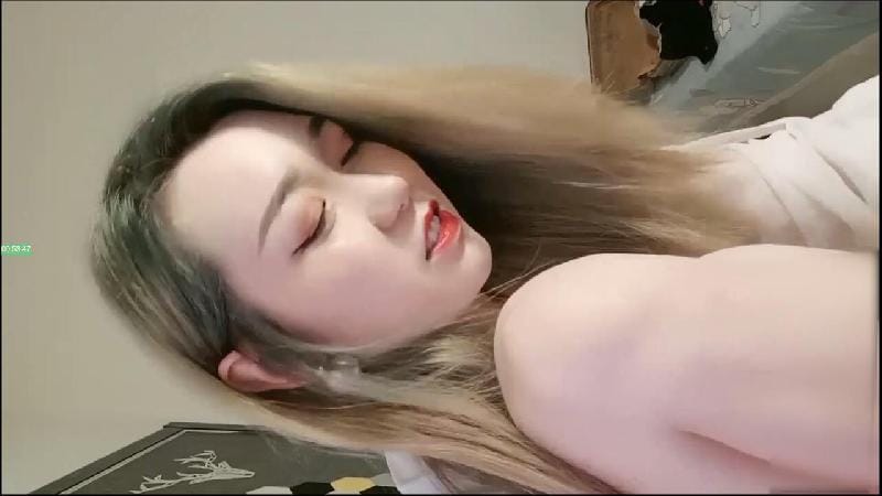 紅唇性感黃發妹子襯衣黑絲網襪道具自慰張開雙腿 手指扣弄假吊玻璃棒多種道具換著來【無碼】