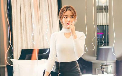 不断变换姿势要把长腿妹子肏翻了妹子差点对手机起疑