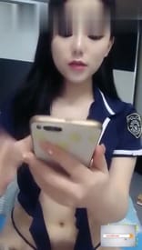  美女主播看A片助兴~弄得自己湿湖一片~爽完居然抱怨男主射太少了!