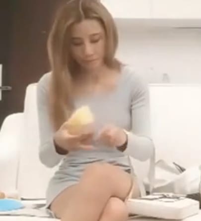 千人斬探花今晚帶女友再叫個妹子雙飛，一起洗澡雙女互摸騎乘抱起操，抬腿站立側入非常刺激