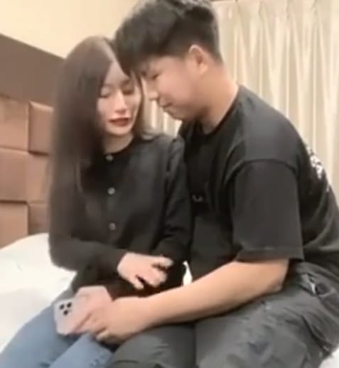 小寶尋花黑色長裙少婦穿上情趣吊帶透視裝舌吻摸逼調情69口交翹起大屁股后入猛烈撞擊 