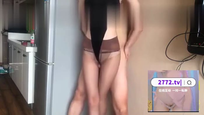 【国产馆】胸大腰细的网红美女还在自拍穿着制服开档丝袜跳艳舞视频时就被在旁边观看的炮友忍不住狠狠爆操了
