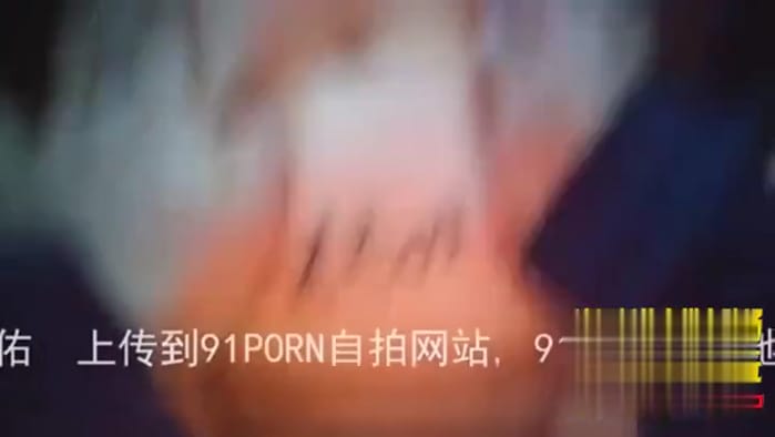 乱入大奶刺青妹的车上，用鸡巴制裁她淫蕩的小穴！