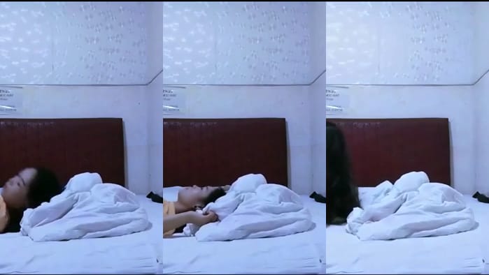 纹身哥洗头房挑了一个刚来的漂亮妹子，吃个快餐各种姿势操爽～
