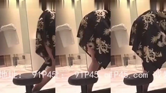 黑长直妹妹的激情，在健身器材上洒落自己的爱液