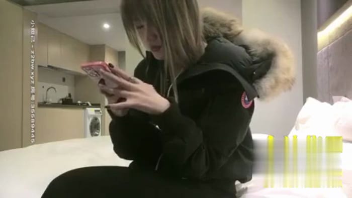 爆操高颜值美乳妹子，使出金手指抠得小穴湿漉漉～