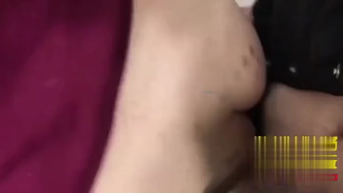 小情侣自拍流出！男票卖力操小穴，妹妹叫声甜美令人心动~