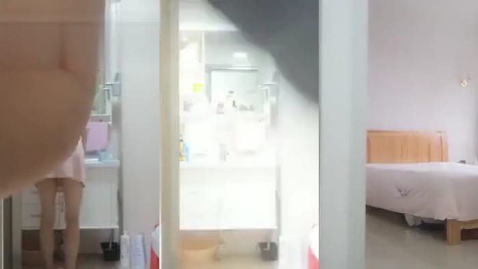 风韵犹存的大姐被欲火高涨的大哥给拦下，在客厅里无套抽插~