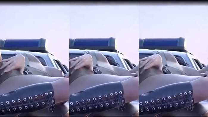 美尻妹子翘著屁股等洋男友的肉棒，先用肛塞适应一下再让大屌进来啰～