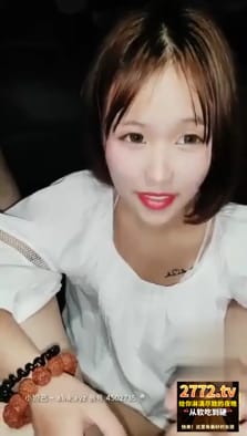 半夜睡不着觉，骚气妹子找炮友深夜户外玩车震～