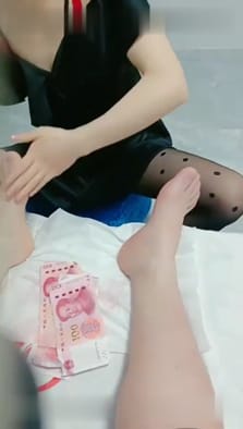 性爱加价购！让骚气女按摩师到床上用骚屄服务我！