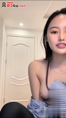 黑长直妹妹的淫蕩职播！聊一聊衣服就自己脱了！