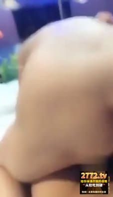 强哥撩妹 酒店约炮刚拔玩火罐的风骚少妇，被操到表情已经不能控制~