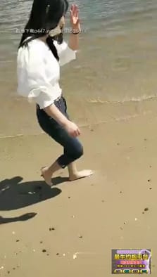 找了个没人的地方激情口交！吹着海风吹着鸡巴，大白浆冒出来了！