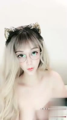白皙美艳直播主自慰诱惑，轮流用跳蛋假屌餵嫩穴