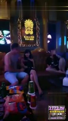 KTV捕获野生酒促妹~直接带回炮房大家一起玩~
