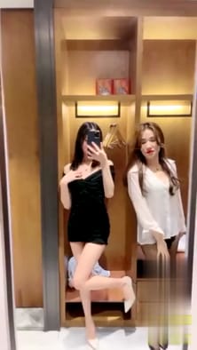 老哥找来两个美女，圆润屁股粉嫩肥逼特写大黑牛跳蛋震动