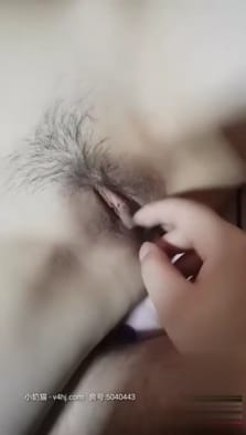 漂亮学妹刚入学，就要到学长床上好好服侍～