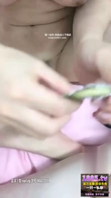防疫在家无事做，爱爱直播赚大钱~ 肏翻巨乳女友的粉嫩小穴又可以赚钱!何乐而不为❤