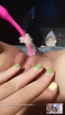 炮友说没在新买的车上玩过，载她兜风顺道满足她的暴露癖
