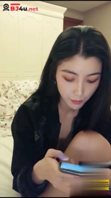 马尾御姐来报到，心情好到直接把外套脱啦！