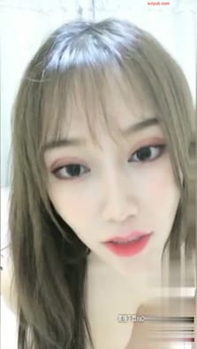 眼大奶也大的正妹小模和色影师啪啪直播，推一炮不够还自己拿玩具塞～