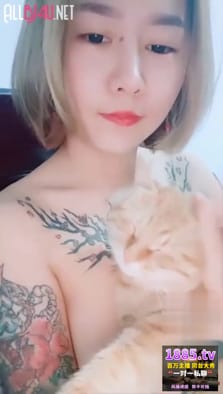 露奶裸聊还抽菸！坏女孩搓揉美胸！